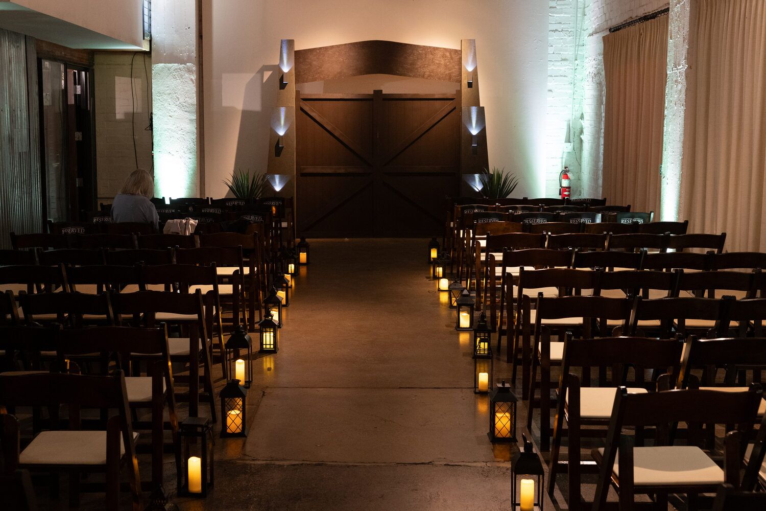 Candlelit wedding ceremony aisle coordinated by Mazon Signature Services in Arizona